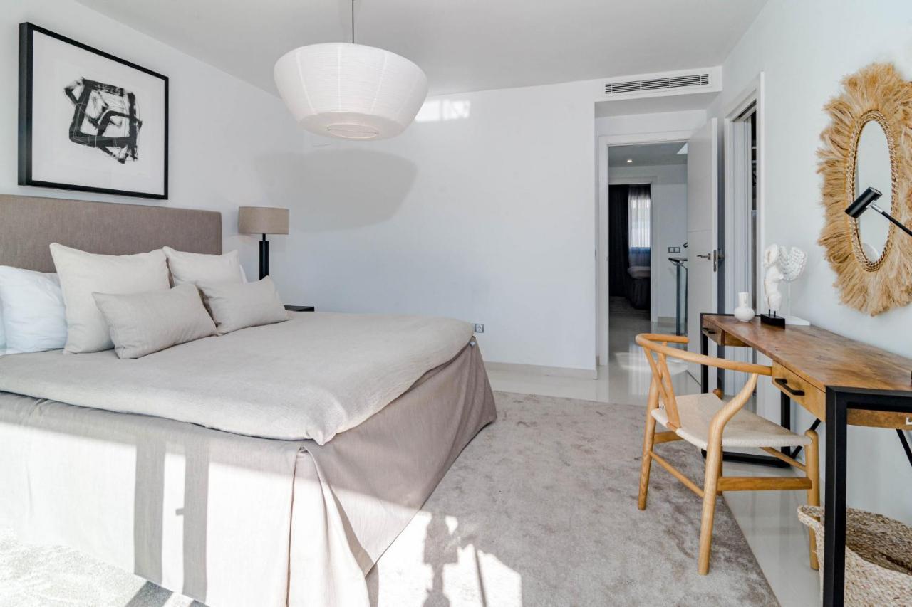 Сasa de vacaciones Luxury 3 Bedroom Townhouse On Marbellas Golden Mile With Walking Distance Puerto Banus *