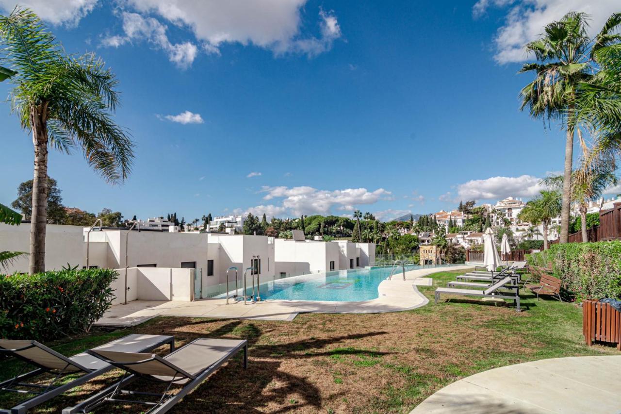 Сasa de vacaciones Luxury 3 Bedroom Townhouse On Marbellas Golden Mile With Walking Distance Puerto Banus Marbella