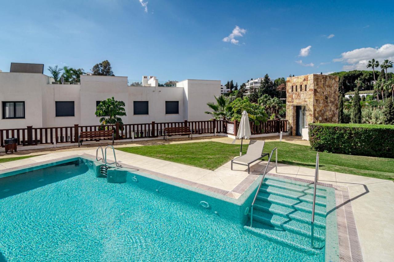 Сasa de vacaciones Luxury 3 Bedroom Townhouse On Marbellas Golden Mile With Walking Distance Puerto Banus Marbella